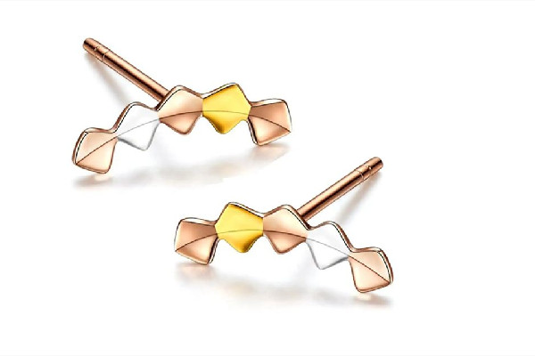 耳釘是金的好還是銀的好呀 耳釘戴上去癢癢的正常嗎 耳釘是金的好還是銀的好呀 耳釘戴上去癢癢的正常嗎