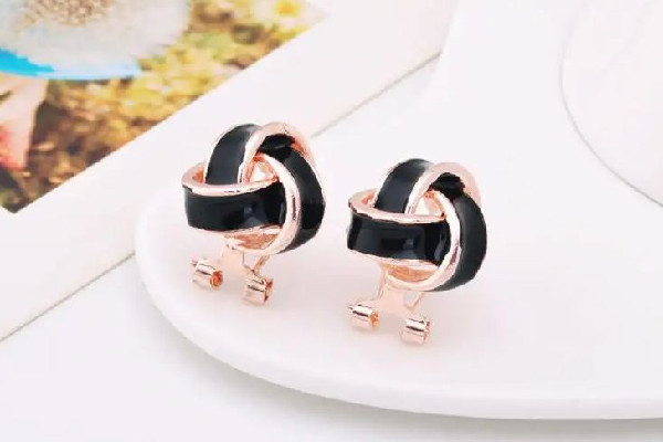 耳釘為什么會臭臭的 耳釘有異味怎么清洗 耳釘為什么會臭臭的 耳釘有異味怎么清洗