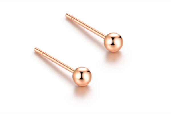 耳釘是金的好還是銀的好呀 耳釘戴上去癢癢的正常嗎 耳釘是金的好還是銀的好呀 耳釘戴上去癢癢的正常嗎