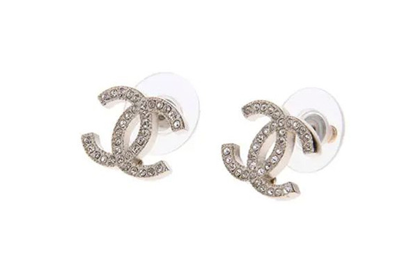 耳釘戴到一半戴不進去了怎么辦 耳釘戴不進去可以涂紅霉素幫一下嗎 耳釘戴到一半戴不進去了怎么辦 耳釘戴不進去可以涂紅霉素幫一下嗎