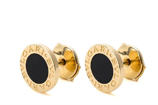 耳釘是金的好還是銀的好呀 耳釘戴上去癢癢的正常嗎 耳釘是金的好還是銀的好呀 耳釘戴上去癢癢的正常嗎