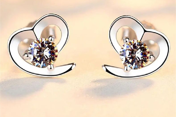 耳釘后面的塞子去不掉怎么辦 耳釘要每天取下來(lái)嗎