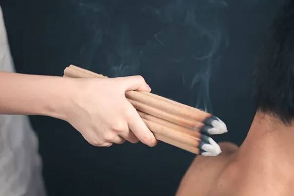 艾灸多長(zhǎng)時(shí)間灸一次最好 艾灸可以每天做一次嗎 艾灸多長(zhǎng)時(shí)間灸一次最好 艾灸可以每天做一次嗎