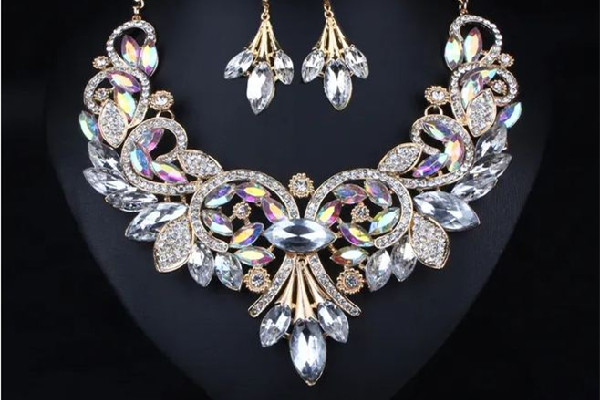 項鏈發(fā)黑了用什么清理 項鏈發(fā)黑是因為什么 項鏈發(fā)黑了用什么清理 項鏈發(fā)黑是因為什么