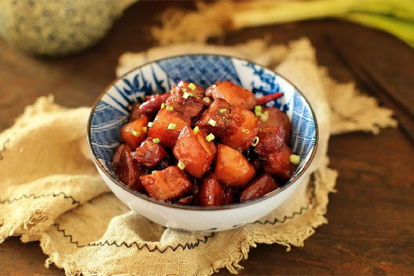 紅燒肉要放啤酒嗎 紅燒肉放啤酒還是黃酒好 紅燒肉要放啤酒嗎 紅燒肉放啤酒還是黃酒好