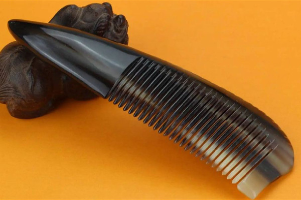 牛角梳會(huì)不會(huì)摔斷 牛角梳有裂紋屬于正?，F(xiàn)象嗎