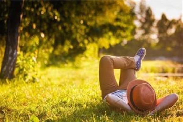 曬背光著背還是穿個(gè)衣服好 曬背穿衣服有效果嗎 曬背光著背還是穿個(gè)衣服好 曬背穿衣服有效果嗎