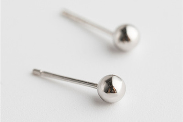 純銀耳釘和黃金耳釘哪個養(yǎng)耳朵好 純銀耳釘戴上癢是因?yàn)殂y假嗎