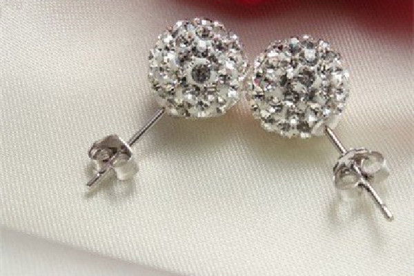 純銀耳釘和黃金耳釘哪個養(yǎng)耳朵好 純銀耳釘戴上癢是因?yàn)殂y假嗎