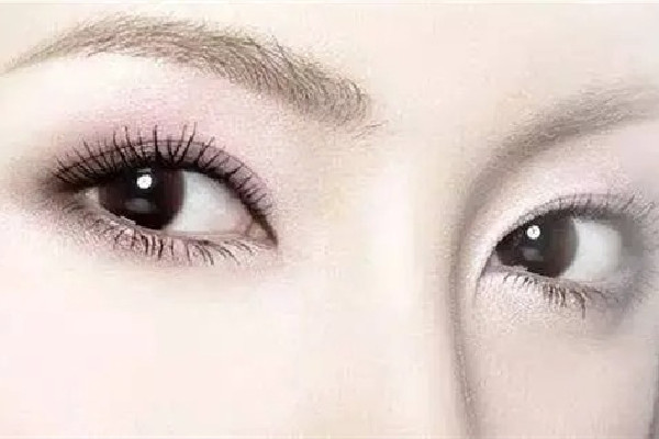 雙眼皮貼是妝前貼還是妝后貼好 雙眼皮貼是涂粉底之前貼嗎 雙眼皮貼是妝前貼還是妝后貼好 雙眼皮貼是涂粉底之前貼嗎