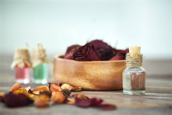 眼部精油和眼霜的順序 眼部精油的使用方法 眼部精油和眼霜的順序 眼部精油的使用方法