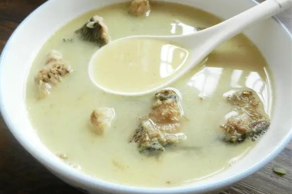 鯽魚湯和豬蹄湯哪個下奶效果好 鯽魚湯的營養(yǎng)在肉里還是在湯里 鯽魚湯和豬蹄湯哪個下奶效果好 鯽魚湯的營養(yǎng)在肉里還是在湯里