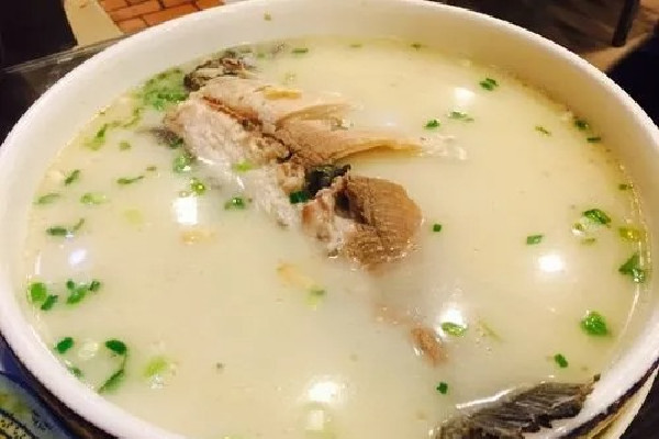 鯽魚湯和黑魚湯哪個更好 鯽魚湯可以天天喝嗎 鯽魚湯和黑魚湯哪個更好 鯽魚湯可以天天喝嗎