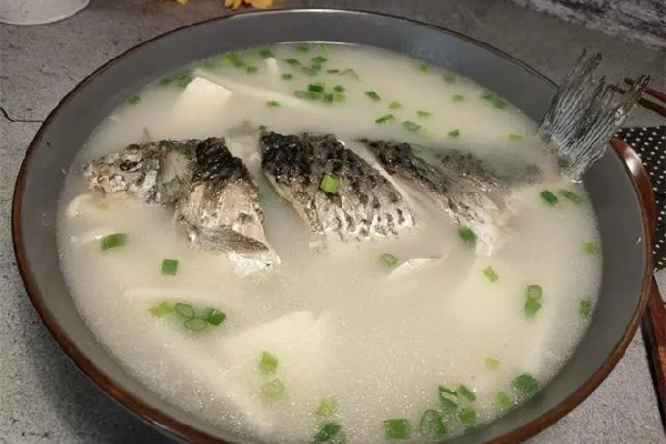 鯽魚湯和豬蹄湯哪個下奶效果好 鯽魚湯的營養(yǎng)在肉里還是在湯里 鯽魚湯和豬蹄湯哪個下奶效果好 鯽魚湯的營養(yǎng)在肉里還是在湯里