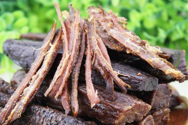 牛肉干咬開有白絲是什么 牛肉干吃了拉肚子怎么回事 牛肉干咬開有白絲是什么 牛肉干吃了拉肚子怎么回事