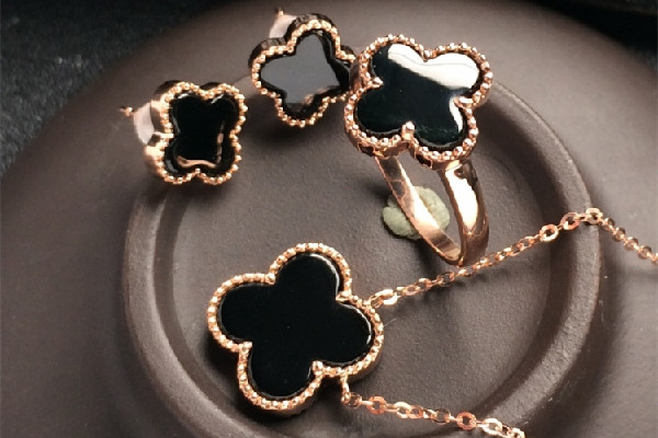 玫瑰金和鉑金哪個(gè)好 玫瑰金適合年輕人嗎 玫瑰金和鉑金哪個(gè)好 玫瑰金適合年輕人嗎