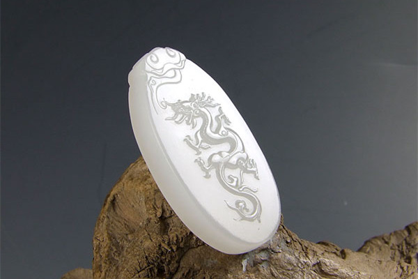 羊脂玉和翡翠哪個更有收藏價值 羊脂玉是和田玉的一種嗎 羊脂玉和翡翠哪個更有收藏價值 羊脂玉是和田玉的一種嗎