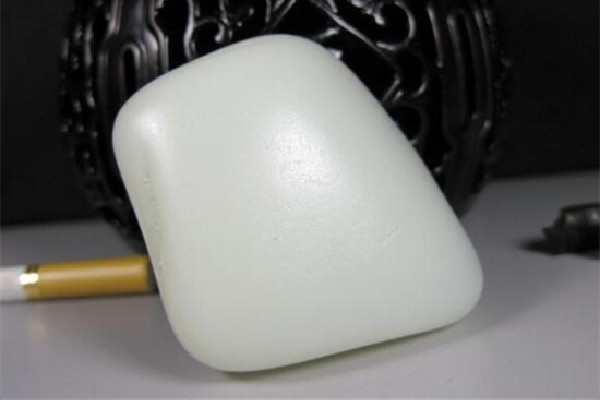 羊脂玉和和田玉哪個好 羊脂玉是什么玉值錢嗎 羊脂玉和和田玉哪個好 羊脂玉是什么玉值錢嗎