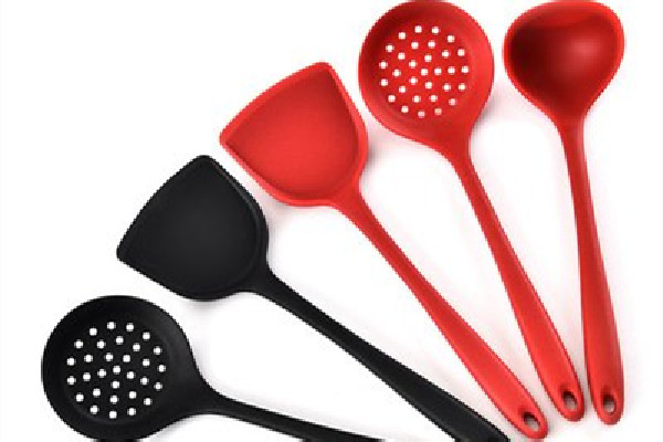 硅膠鍋鏟對人體有害嗎 硅膠鍋鏟和木鏟哪個好 硅膠鍋鏟對人體有害嗎 硅膠鍋鏟和木鏟哪個好