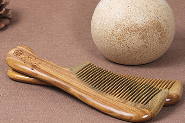 檀木梳子和牛角梳哪個(gè)對(duì)身體更好 檀木梳子的功效和作用 檀木梳子和牛角梳哪個(gè)對(duì)身體更好 檀木梳子的功效和作用
