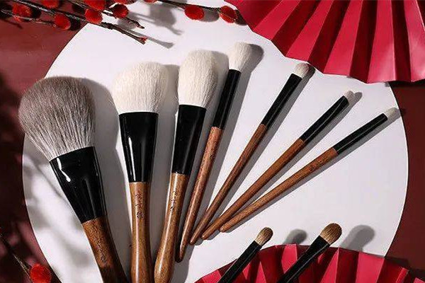 化妝刷是動(dòng)物毛好還是人造纖維好 化妝刷買(mǎi)貴的還會(huì)便宜的 化妝刷是動(dòng)物毛好還是人造纖維好 化妝刷買(mǎi)貴的還會(huì)便宜的