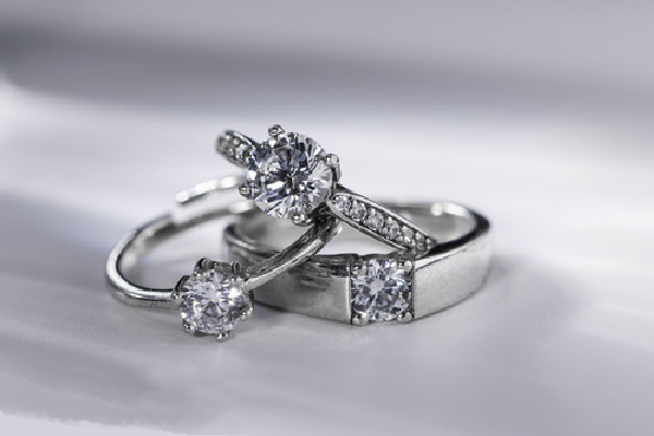 鉆戒是天然鉆石還是人造鉆石 鉆戒怎么看真假 鉆戒是天然鉆石還是人造鉆石 鉆戒怎么看真假