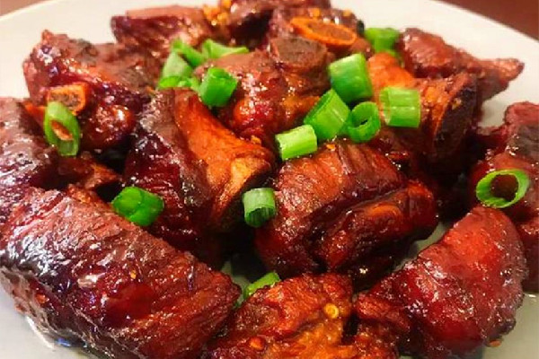 紅燒排骨為么肉硬 紅燒排骨會(huì)胖嗎 紅燒排骨為么肉硬 紅燒排骨會(huì)胖嗎