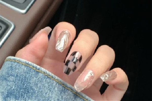 穿戴甲要把指甲剪短嗎 穿戴甲的佩戴方法 穿戴甲要把指甲剪短嗎 穿戴甲的佩戴方法