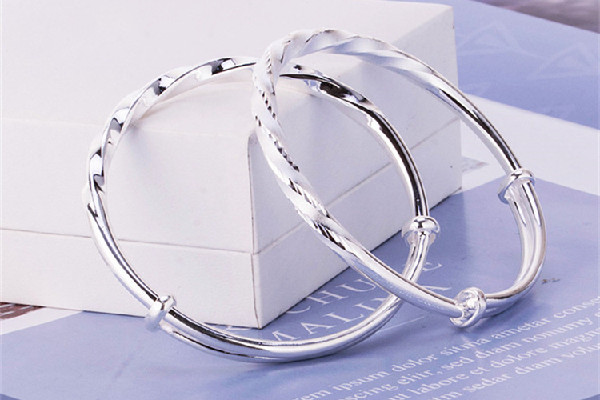 莫比烏斯手環(huán)多少錢(qián) 莫比烏斯手環(huán)的含義