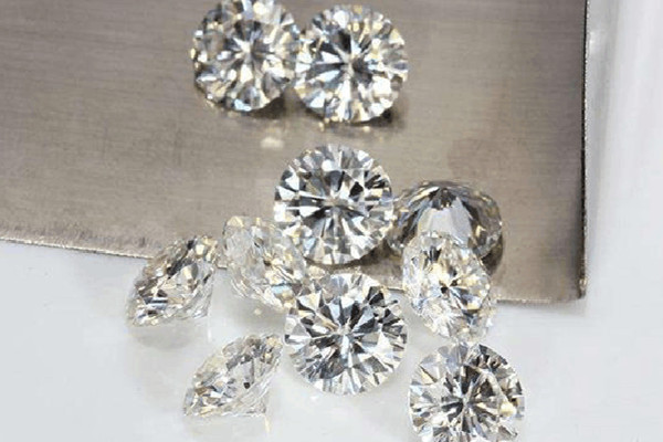 莫桑石可以戴著洗澡嗎 莫桑石怎么清洗會(huì)變亮 莫桑石可以戴著洗澡嗎 莫桑石怎么清洗會(huì)變亮