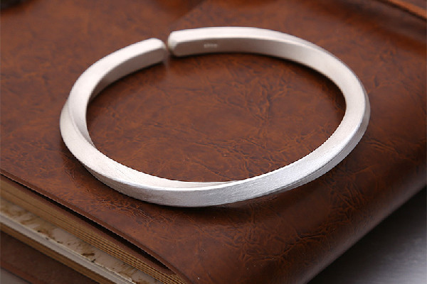 莫比烏斯手環(huán)多少錢(qián) 莫比烏斯手環(huán)的含義