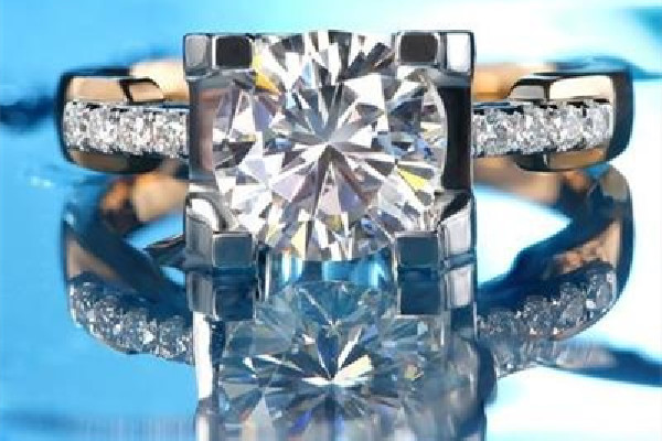 莫桑石買什么牌子的好 莫桑石買50分還是1克拉 莫桑石買什么牌子的好 莫桑石買50分還是1克拉