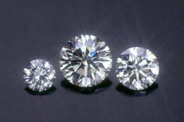 莫桑石可以戴著洗澡嗎 莫桑石怎么清洗會(huì)變亮 莫桑石可以戴著洗澡嗎 莫桑石怎么清洗會(huì)變亮