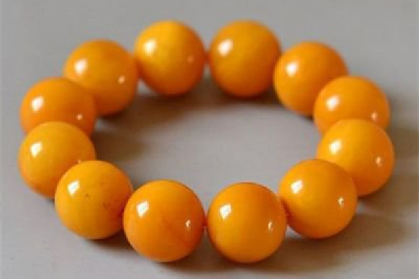 蜜蠟和翡翠哪個(gè)對(duì)人身體好 蜜蠟和作用的功效 蜜蠟和翡翠哪個(gè)對(duì)人身體好 蜜蠟和作用的功效