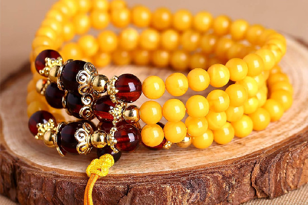 蜜蠟怎么辨別真假 蜜蠟有熒光反應(yīng)是真是假 蜜蠟怎么辨別真假 蜜蠟有熒光反應(yīng)是真是假