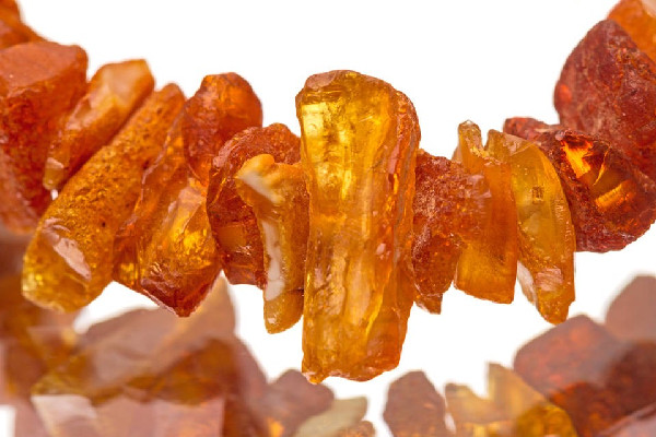 琥珀越戴顏色越深嗎 琥珀佩戴時(shí)間長(zhǎng)了會(huì)怎樣 琥珀越戴顏色越深嗎 琥珀佩戴時(shí)間長(zhǎng)了會(huì)怎樣