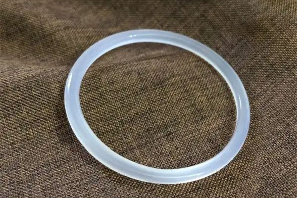 叮當(dāng)鐲買(mǎi)大點(diǎn)好還是小點(diǎn)好 叮當(dāng)鐲買(mǎi)多大的