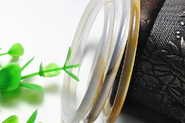 叮當(dāng)鐲一般是什么材質(zhì) 叮當(dāng)鐲是不是不值錢 叮當(dāng)鐲一般是什么材質(zhì) 叮當(dāng)鐲是不是不值錢