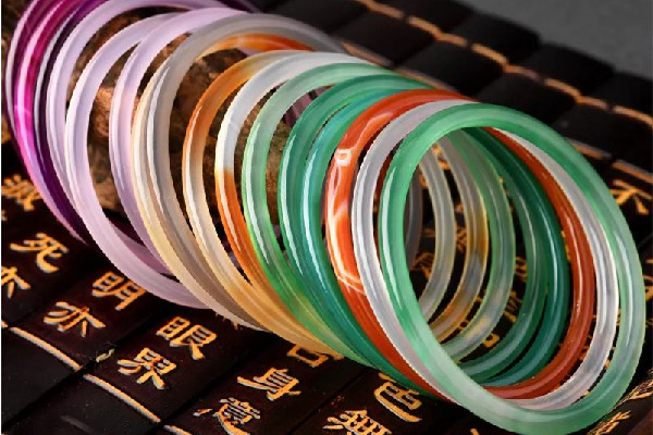 叮當(dāng)鐲買(mǎi)大點(diǎn)好還是小點(diǎn)好 叮當(dāng)鐲買(mǎi)多大的