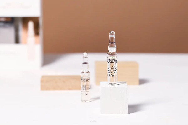 安瓶精華液和精華液的區(qū)別 安瓶精華液適合什么年紀(jì)用 安瓶精華液和精華液的區(qū)別 安瓶精華液適合什么年紀(jì)用