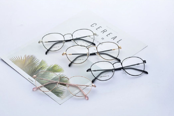 配眼鏡加藍(lán)光有必要嗎 配眼鏡加藍(lán)光會(huì)影響視覺嗎