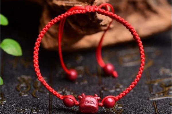 朱砂手鏈?zhǔn)羌t色的好還是紫色的好 朱砂手鏈?zhǔn)前导t色的是真的嗎 朱砂手鏈?zhǔn)羌t色的好還是紫色的好 朱砂手鏈?zhǔn)前导t色的是真的嗎