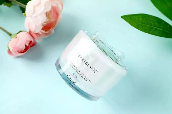 素顏霜和防曬霜先用哪個(gè) 素顏霜在哪個(gè)步驟使用 素顏霜和防曬霜先用哪個(gè) 素顏霜在哪個(gè)步驟使用