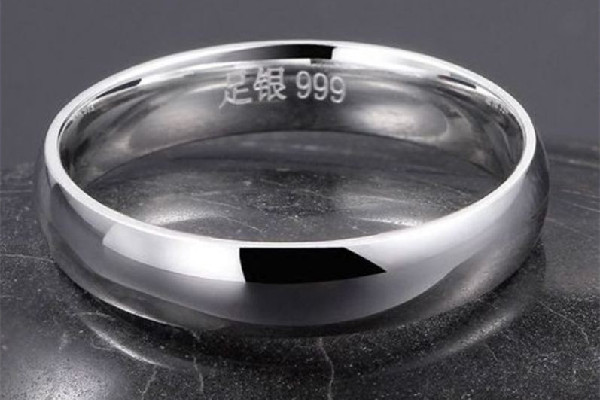 純銀戒指和鈦鋼戒指看起來哪個(gè)好 純銀戒指是軟的還是硬的 純銀戒指和鈦鋼戒指看起來哪個(gè)好 純銀戒指是軟的還是硬的