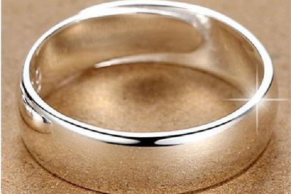 純銀戒指和鈦鋼戒指看起來哪個(gè)好 純銀戒指是軟的還是硬的 純銀戒指和鈦鋼戒指看起來哪個(gè)好 純銀戒指是軟的還是硬的