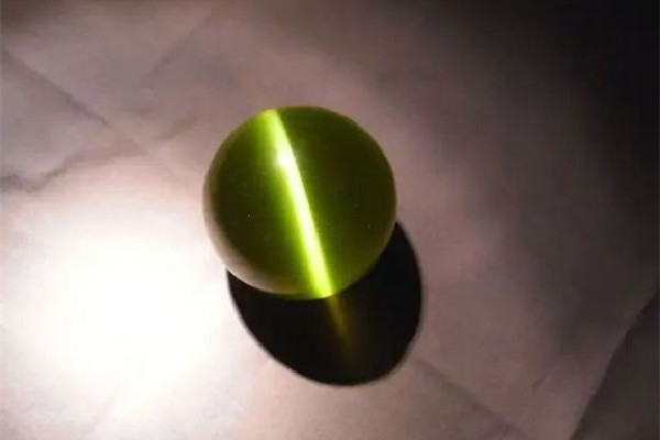 貓眼石和水晶的區(qū)別 貓眼石和瑪瑙哪個好 貓眼石和水晶的區(qū)別 貓眼石和瑪瑙哪個好