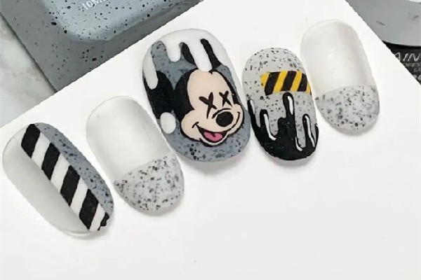 甲片有字母的貼在哪邊 甲片貼歪了怎么辦 甲片有字母的貼在哪邊 甲片貼歪了怎么辦