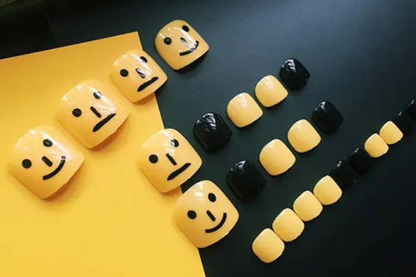 甲片有字母的貼在哪邊 甲片貼歪了怎么辦 甲片有字母的貼在哪邊 甲片貼歪了怎么辦