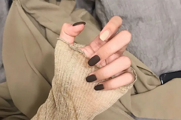 磨砂美甲要不要涂封層 磨砂美甲涂幾層 磨砂美甲要不要涂封層 磨砂美甲涂幾層