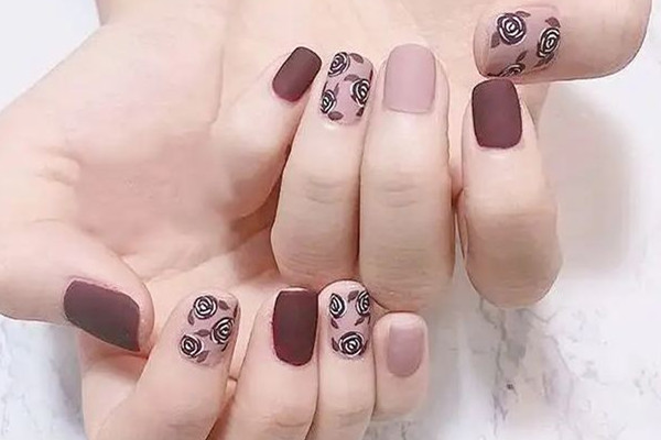 磨砂美甲對指甲傷害大嗎 美甲磨砂的好還是不磨砂的好